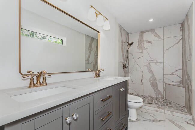 Building Photo - 2243 N Lynnwood Dr