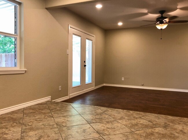Building Photo - 3 Bedroom / 2 Bath / 2 Car Garage and Carp...