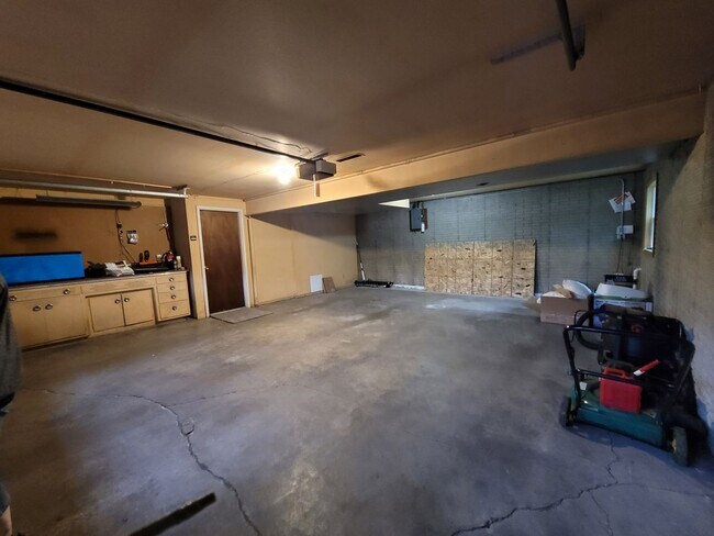 Building Photo - Coralville 4 bedroom 2.5 bath, 2 stall attached garage, fenced yard!