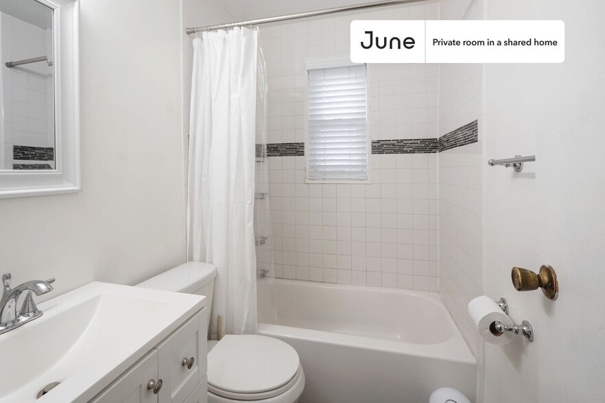 Building Photo - Room in Shared 4 bed/2.5 bath home