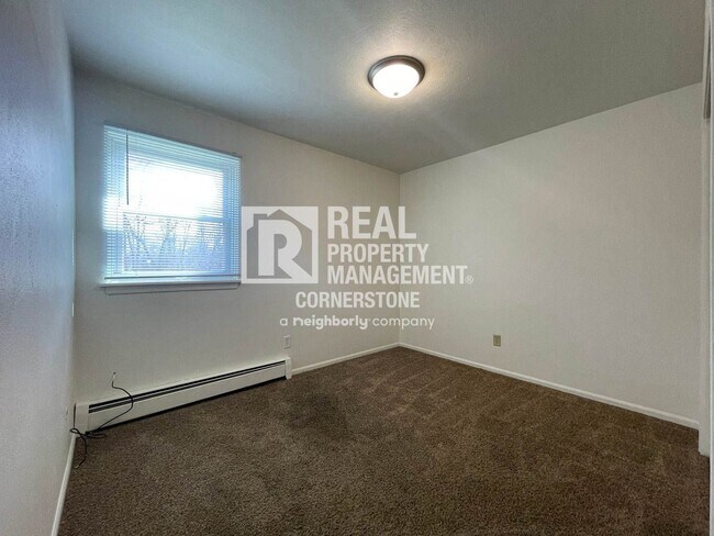 Building Photo - Bright 2-Bedroom with Private Deck & Heat ...