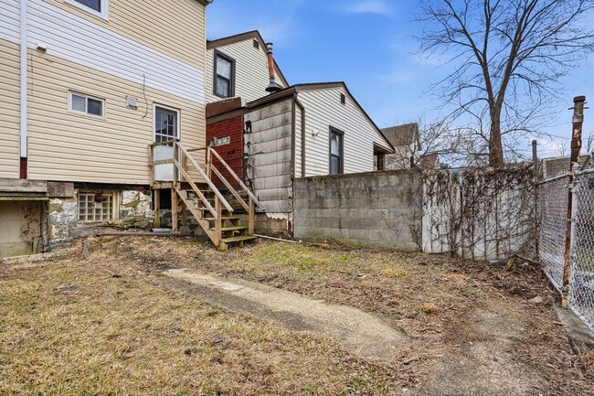 Building Photo - **Private Bloomfield 2BR Retreat – Walk to Liberty Ave, Steps from It All (15224)**