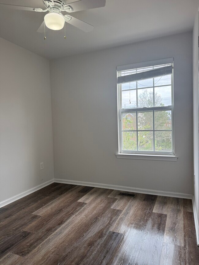 Building Photo - 107 Stoneshire Dr