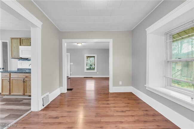 Building Photo - 1296 W Wilbeth Rd