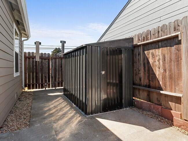 Building Photo - Updated single family home