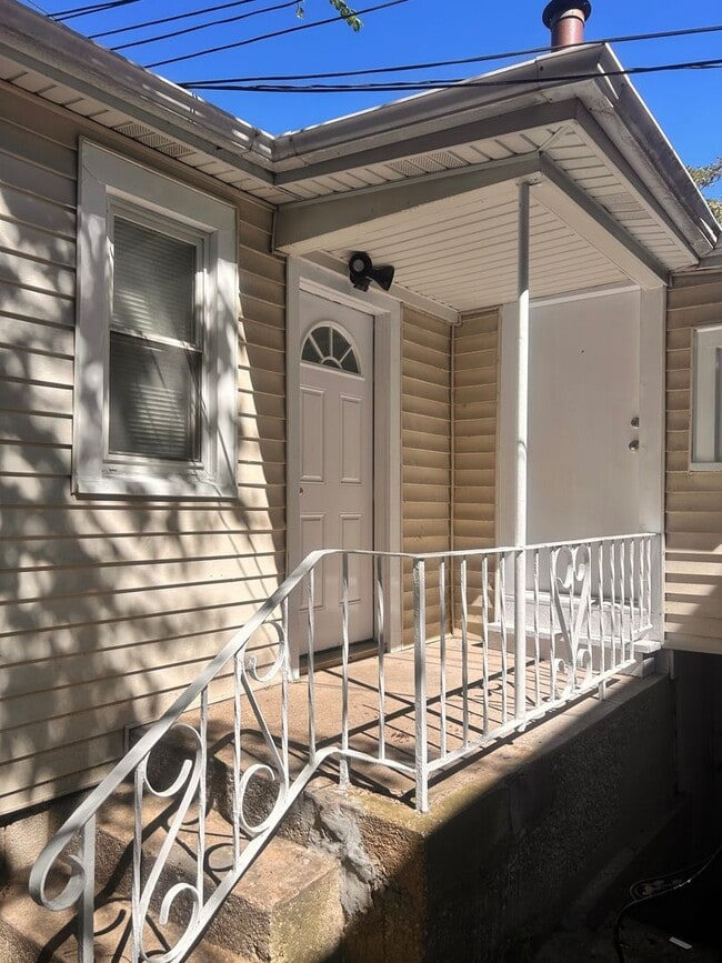 Building Photo - Updated 1-Bedroom Coach House with In-Unit Laundry
