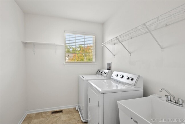Building Photo - 5734 Oak Ridge Way