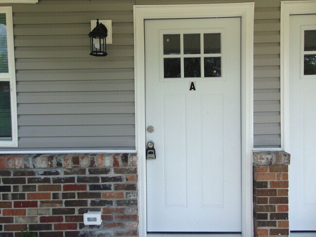 Building Photo - Newly Remodeled 4 Bed 2 Bath Duplex!