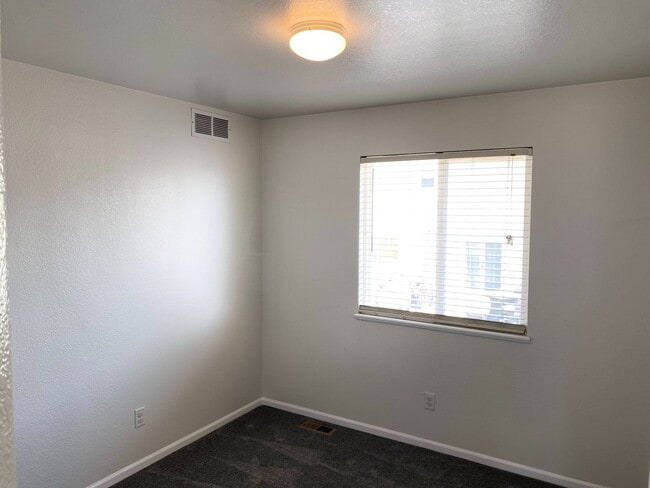 Building Photo - Move In Special 1/2 OFF FIRST MOTNHS RENT! Beautiful Mountain Views / 4 Bedroom Home