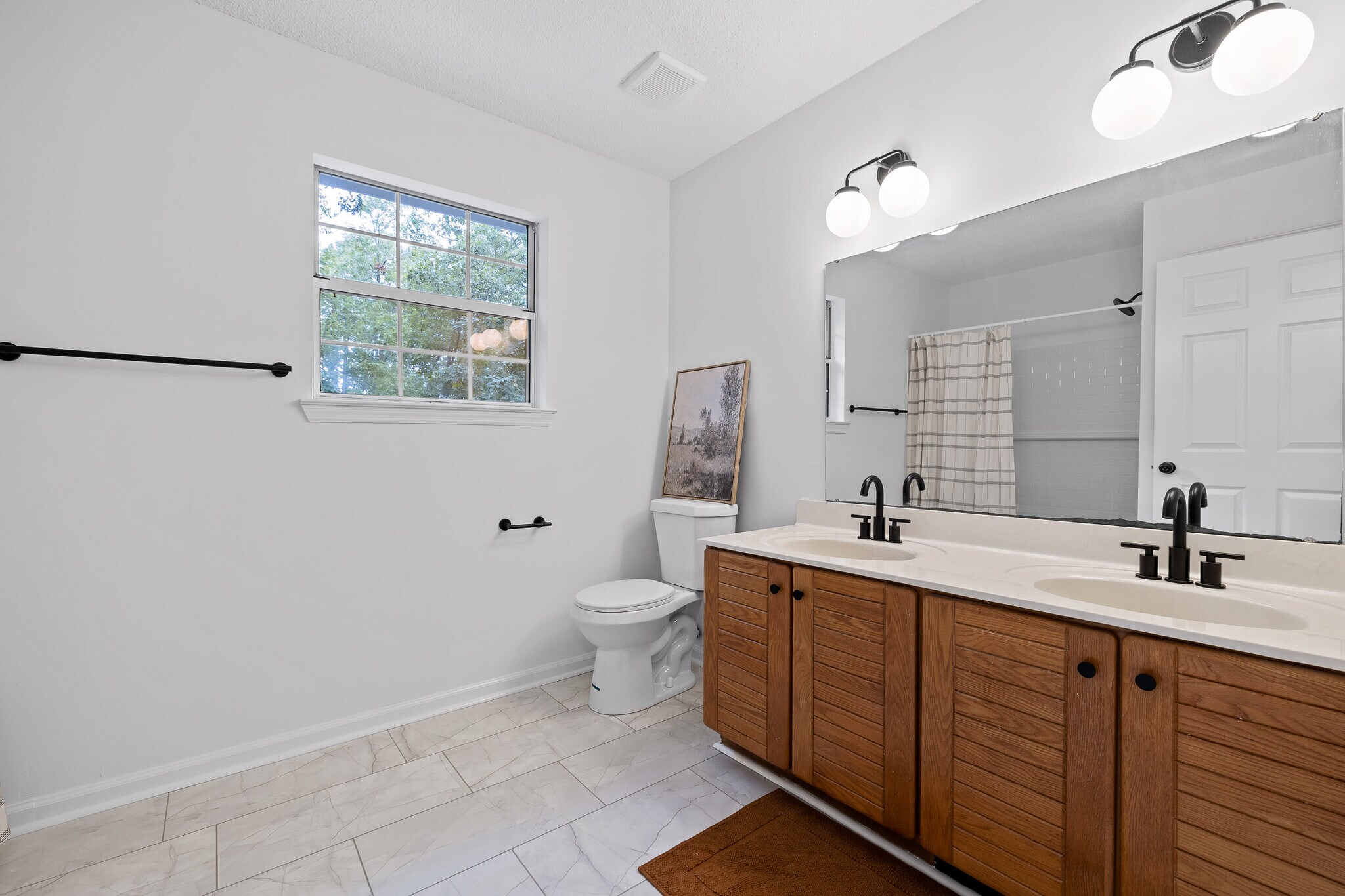 Main Bath - 224 N Brent Dr