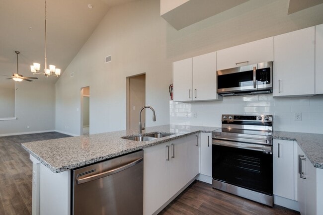 Building Photo - AVAILABLE NOW! GORGEOUS 2 BEDROOM FOUR PLEX LOCATED IN MIDLOTHIAN ISD!