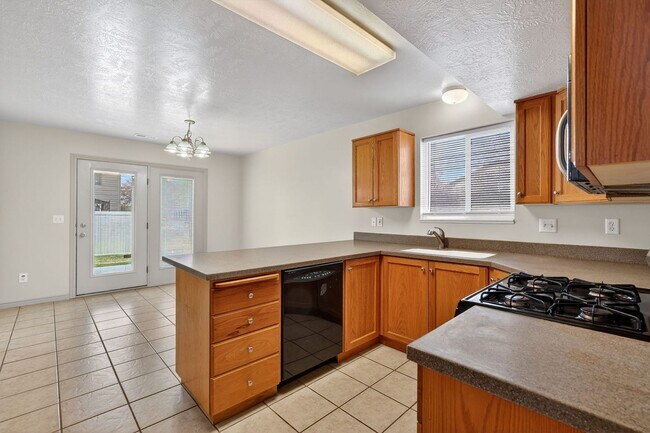 Building Photo - Must-See Apartment in Pheasant Ridge  Pocatello!