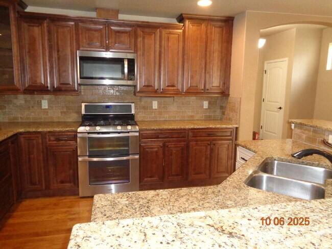 Building Photo - Exclusive community