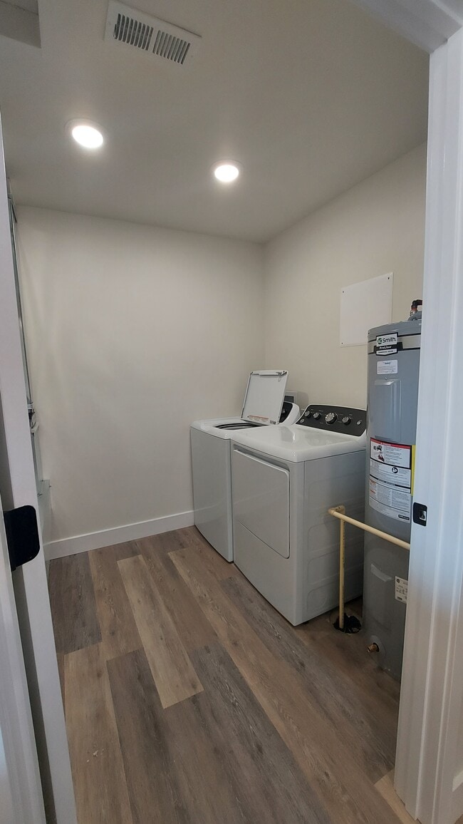 Building Photo - 517 Eagle St