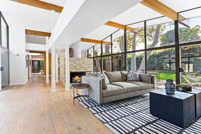 Building Photo - 6225 Frondosa Dr
