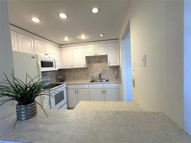 Building Photo - 526 Saxony Dr