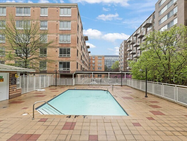 Building Photo - 355 I St SE