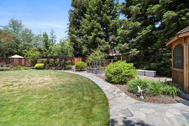 Building Photo - 24421 Summerhill Ave