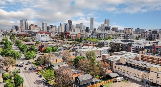 Building Photo - 1020 Kalamath St