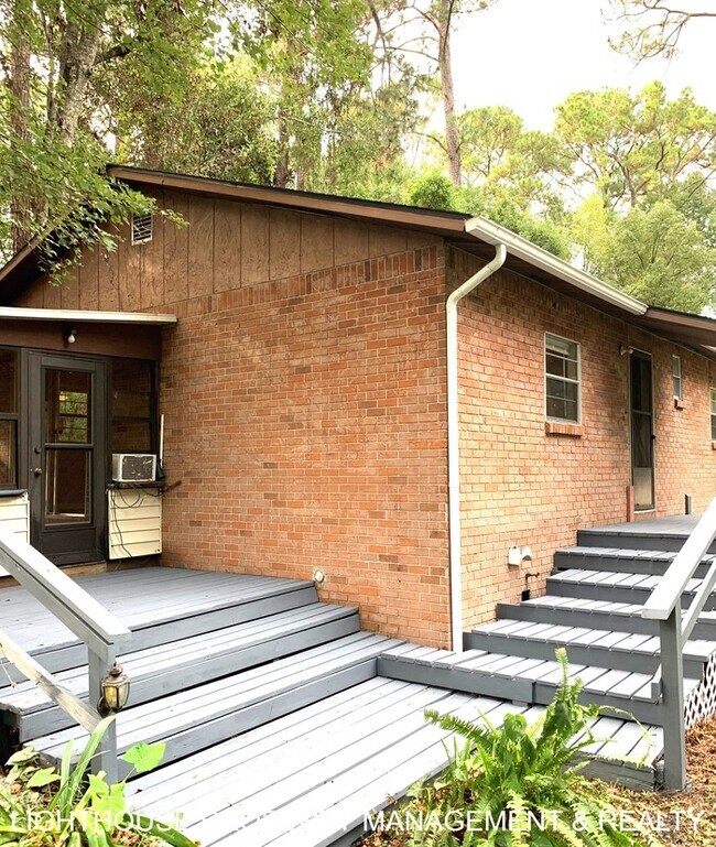 Building Photo - Cozy 2/1 duplex