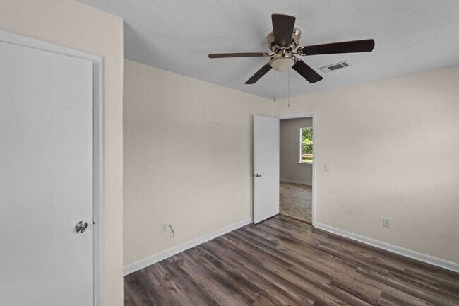 Building Photo - 234 Deerwood Dr