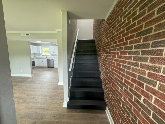 Building Photo - View Point Realty
