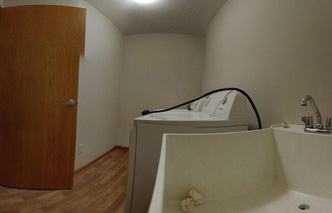 Building Photo - One Level 2 Bedroom Townhome