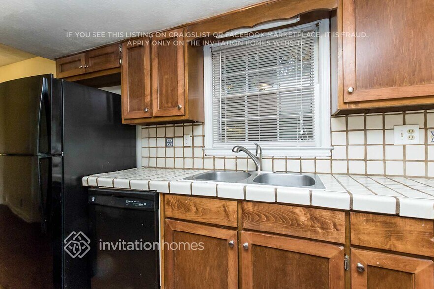 Building Photo - 1569 Briarwood Ln SW
