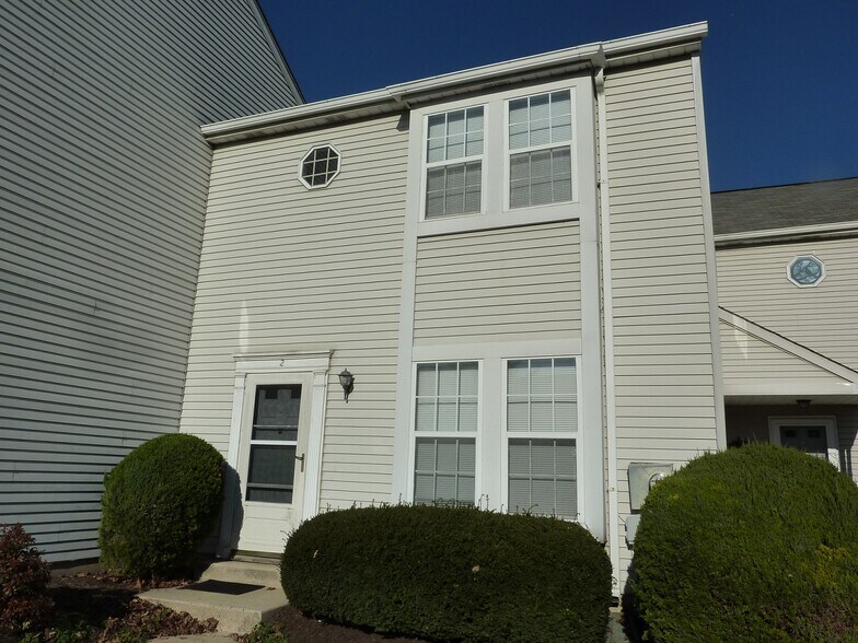 Front Entry - 2 Maple Dr