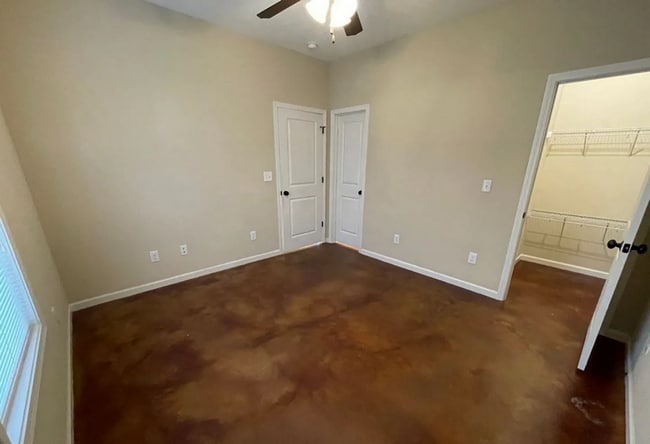 Building Photo - 2 bedroom/2 bath