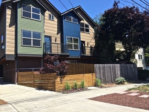 Building Photo - OPEN HOUSE Sunday-Spacious BALLARD TOWNHOUSE!