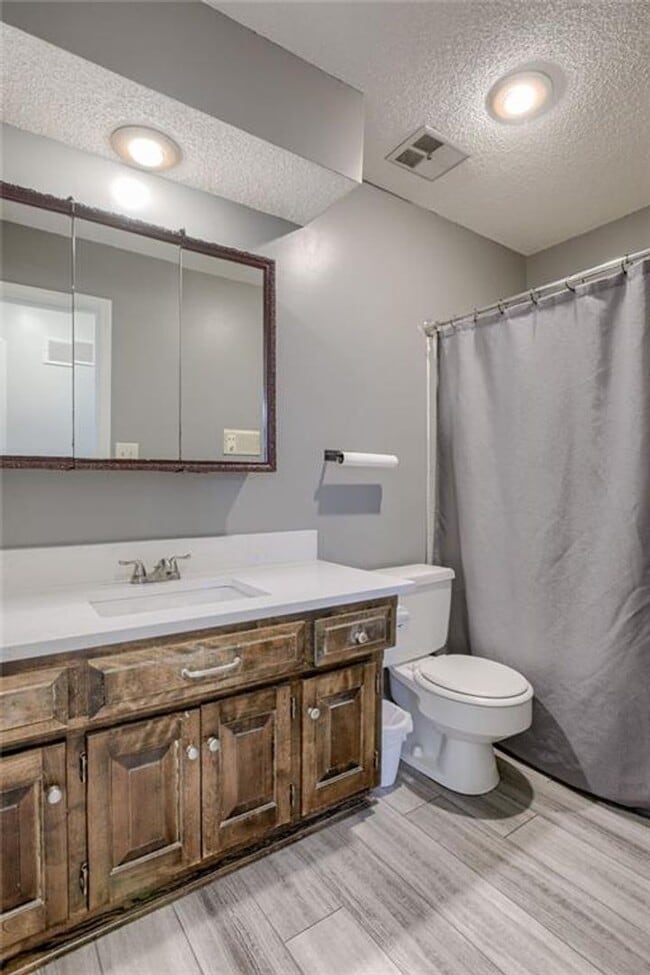 Building Photo - {8615} Remodeled w/ Updated Kitchen + New ...