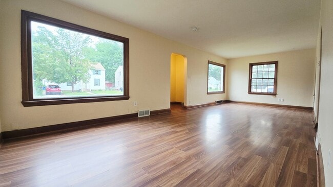 Building Photo - 3 Bedroom 1 Bath House with Detached Garage