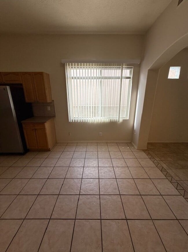 Building Photo - Spacious 3 Bedroom 2 Bathroom and 2 Car Garage in beautiful NE Heights Neighborhood !