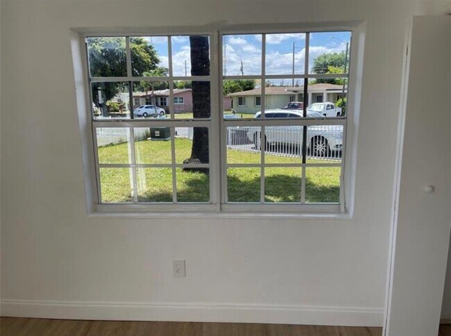 Building Photo - 3907 SW 59th Ave