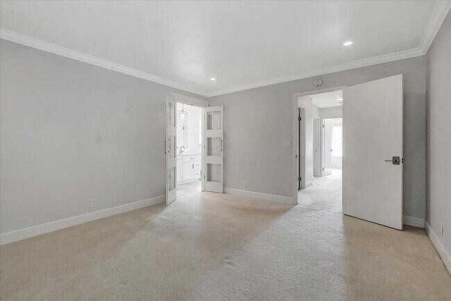 Building Photo - Great Location! Great Schools! Month to Mo...