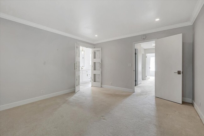 Building Photo - Great Location! Great Schools! Month to Month Only!