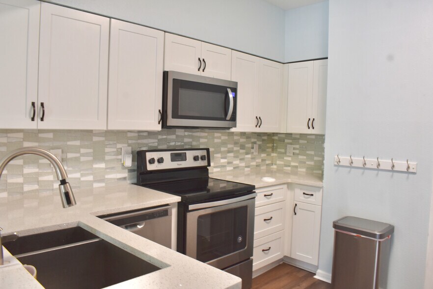 Building Photo - 700 Daniel Ellis Dr