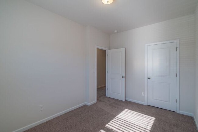 Building Photo - Beautiful Brand New 3 Bedroom 2.5 Bath Townhome in Hickory Glen!