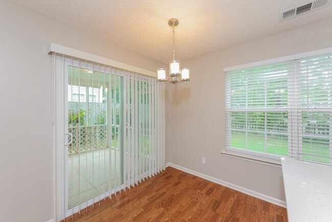 Building Photo - 310 Pieris Dr