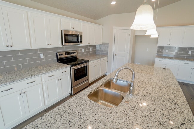 Building Photo - 2814 N Cherry Grove Way
