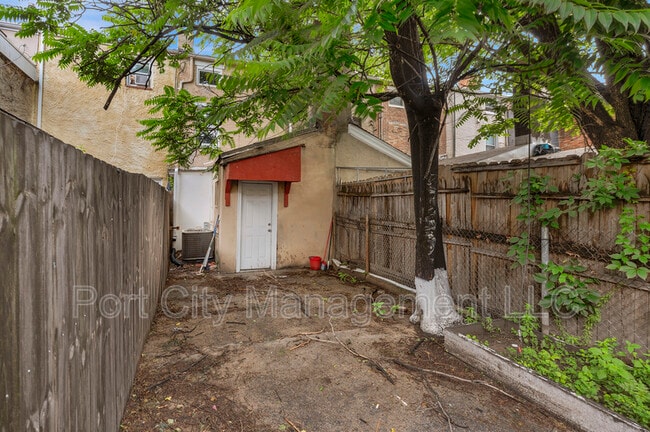 Building Photo - 915 W Lombard St