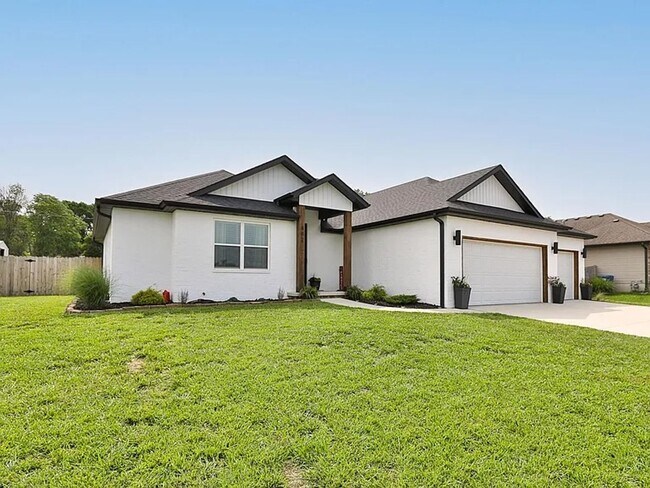 Building Photo - Your Dream Home Just Hit the Market – Don’t Miss Out!