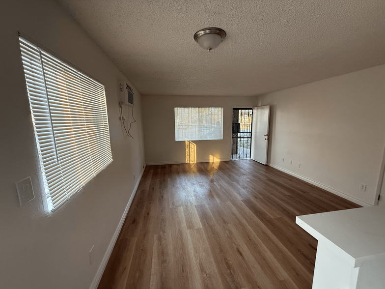 Living Room / Front Door - 525 Jacmar Dr