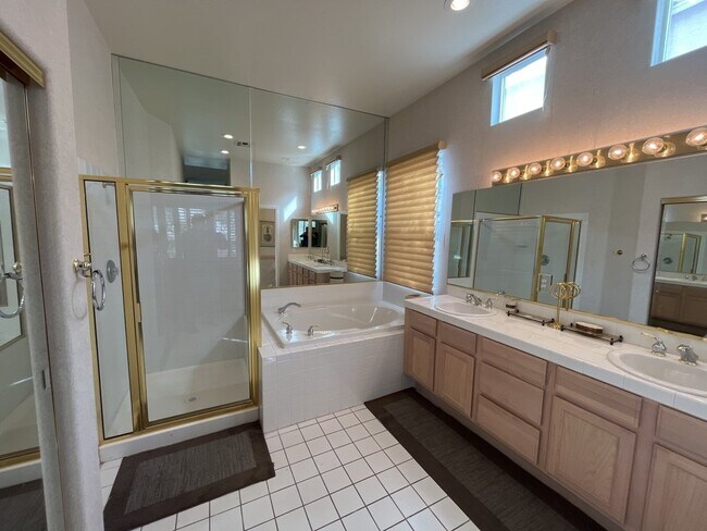 Building Photo - Beautiful 3 bedroom home with pool located in Castle Gate Community