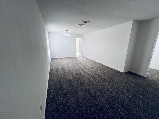 Building Photo - 2206 Laurel Oak Dr