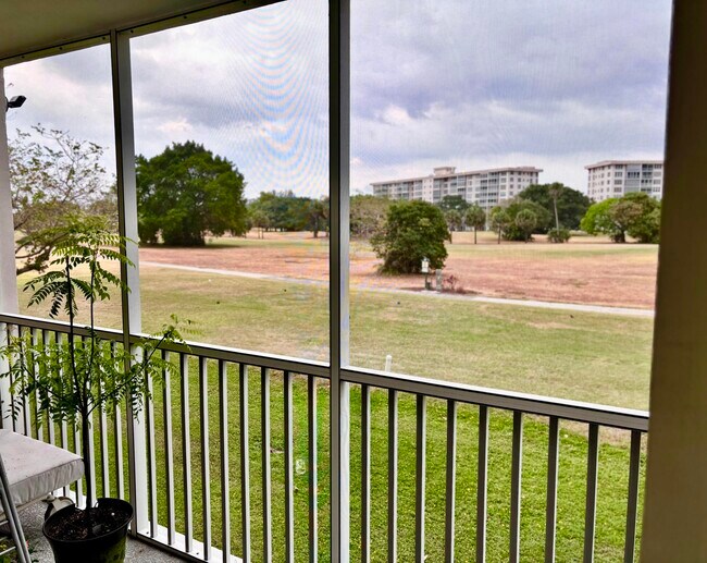 Building Photo - 2900 N Palm Aire Dr