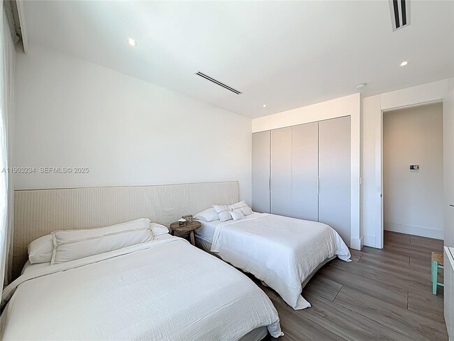 Building Photo - 561 Warren Ln