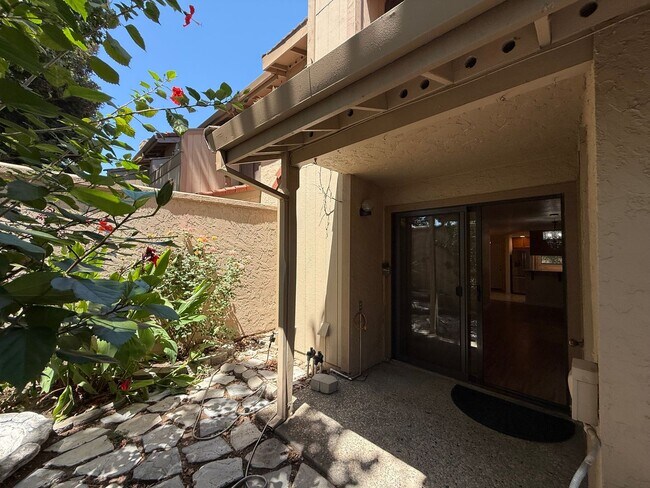 Building Photo - 2-bedroom condo near shopping, restaurants...