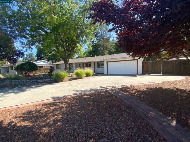 Building Photo - 632 Everett Dr